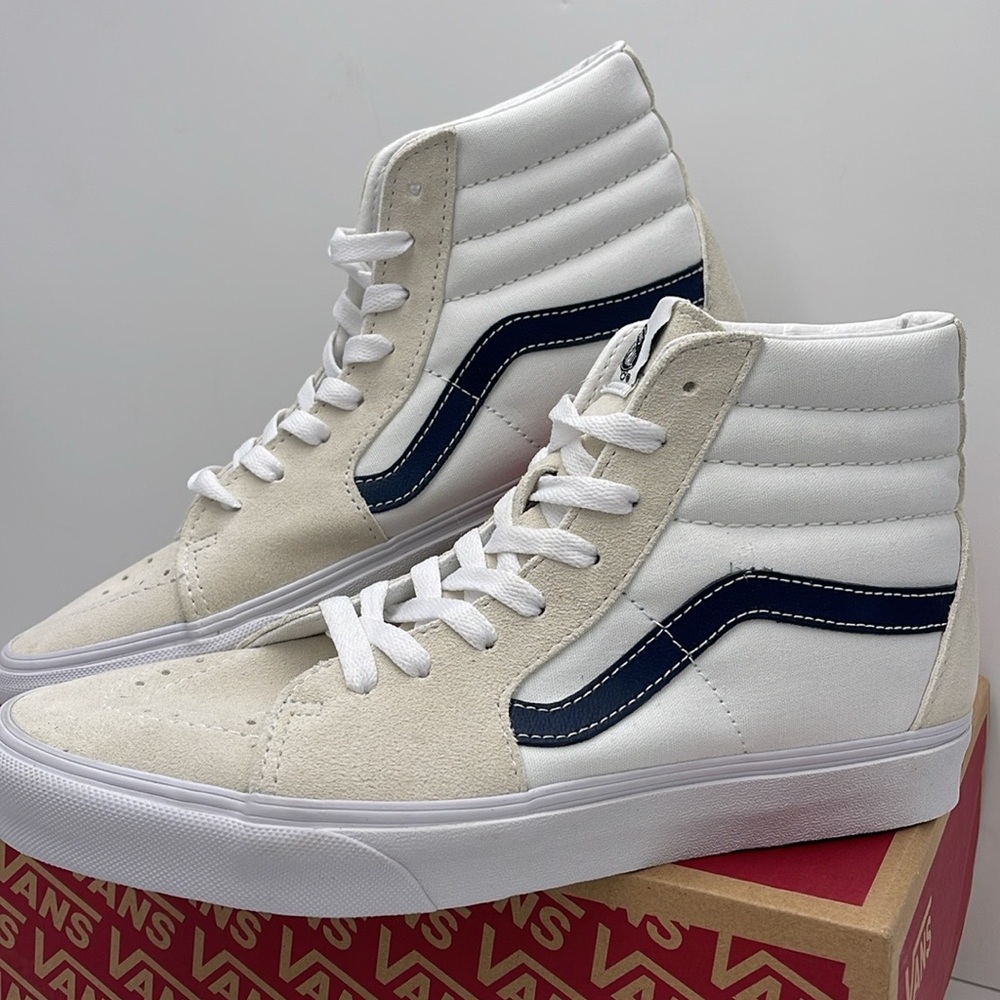 Vans WMNS Sk8-Hi (Classic Sport) Dress Blue
VN0A32QG9YG
White High-Top Sneakers - Picture 9 of 16